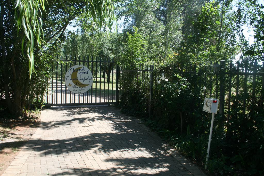 Indigo Moon Guesthouse Lichtenburg Bagian luar foto