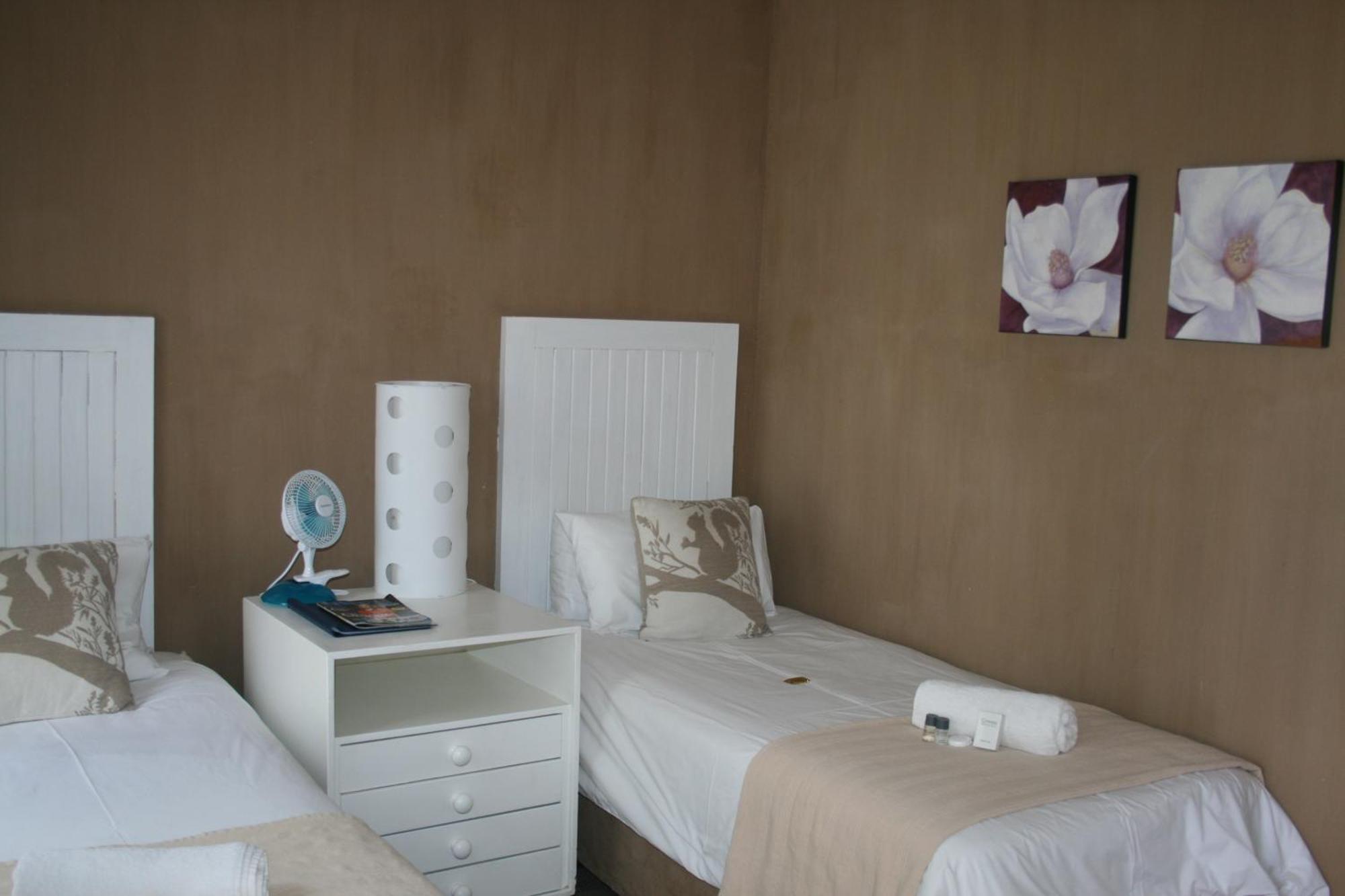 Indigo Moon Guesthouse Lichtenburg Ruang foto