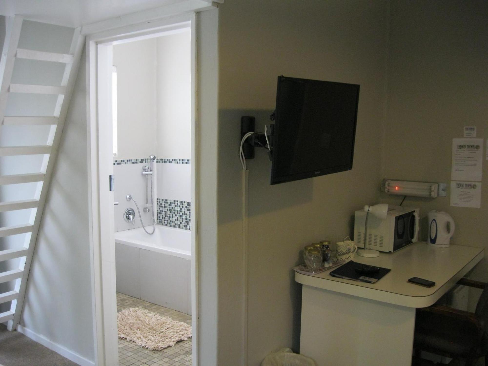 Indigo Moon Guesthouse Lichtenburg Bagian luar foto