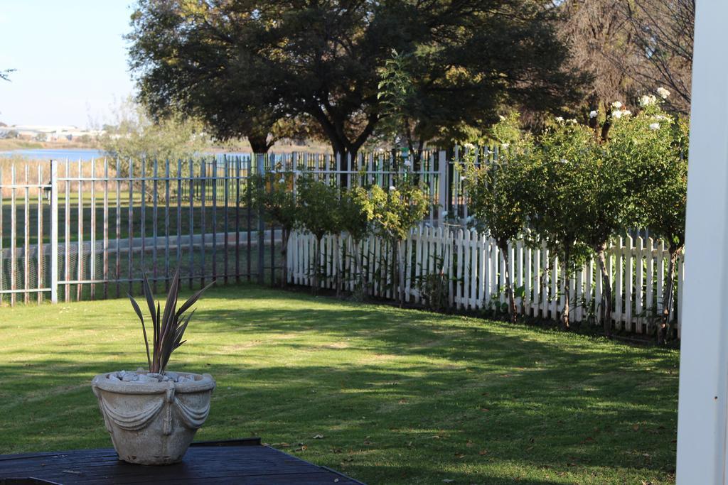Indigo Moon Guesthouse Lichtenburg Bagian luar foto