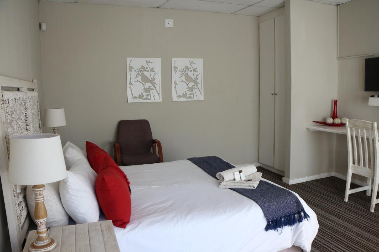 Indigo Moon Guesthouse Lichtenburg Bagian luar foto