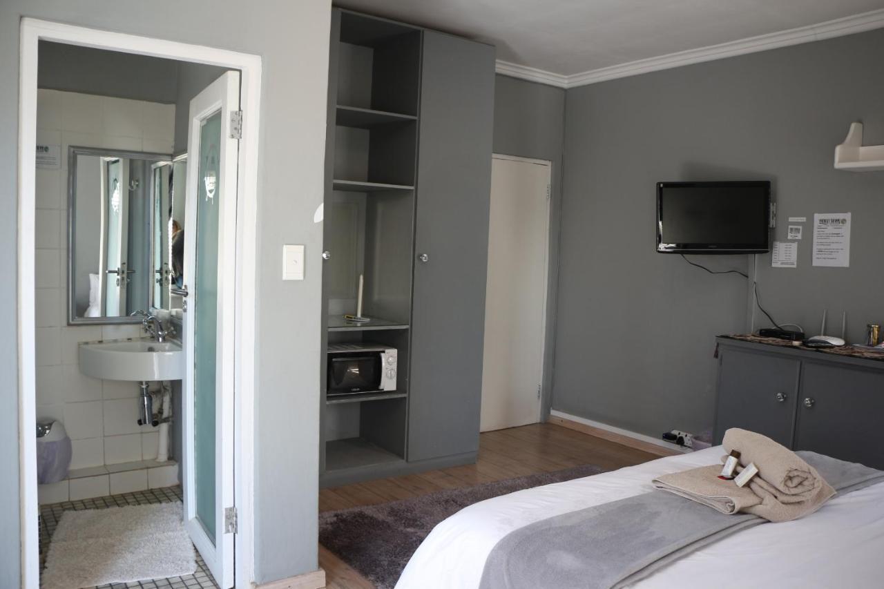 Indigo Moon Guesthouse Lichtenburg Bagian luar foto