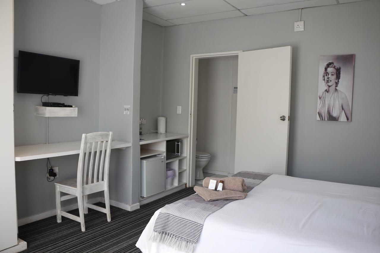Indigo Moon Guesthouse Lichtenburg Bagian luar foto