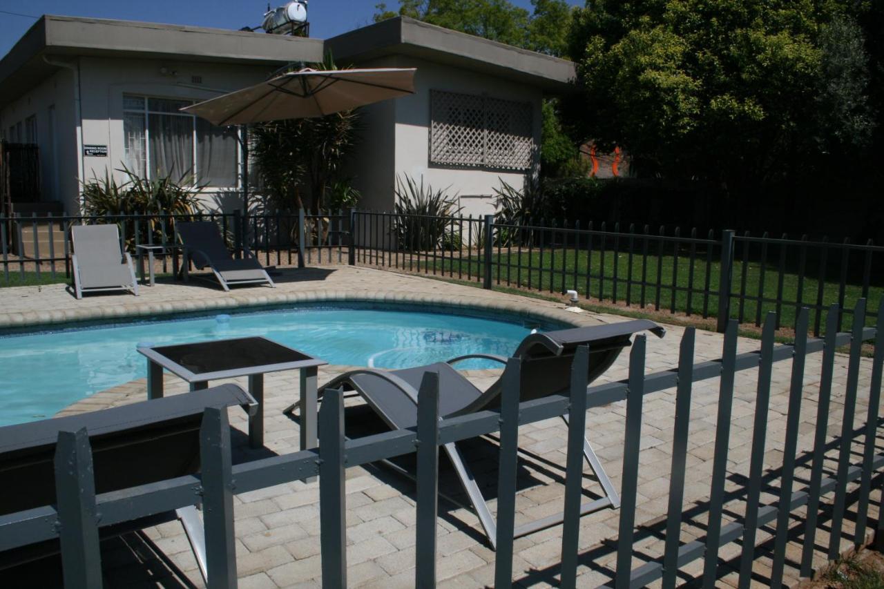 Indigo Moon Guesthouse Lichtenburg Bagian luar foto
