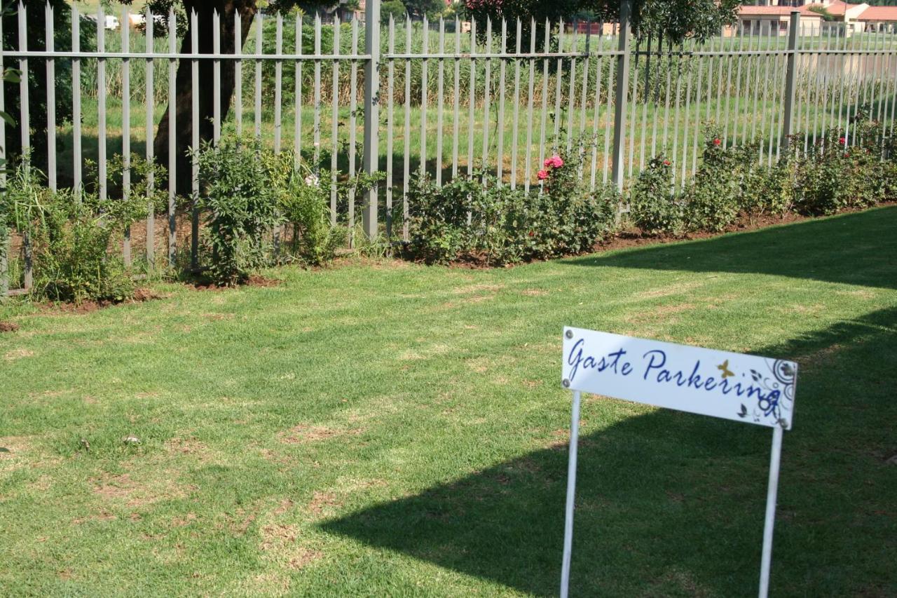 Indigo Moon Guesthouse Lichtenburg Bagian luar foto